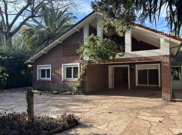 Casa · 240m² · 4 Dormitorios · 1 Cochera