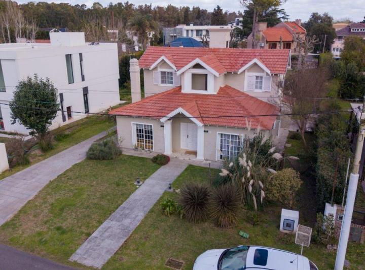 Casa · 174m² · 6 Ambientes · 1 Cochera