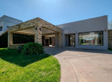 Casa · 740m² · 4 Ambientes · 2 Cocheras · Casa 4 Ambientes | Rumenco | Sauces 31 | Pileta | Cochera Semicubierta & Trotadora