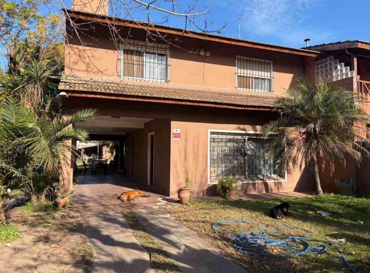 Casa · 225m² · 4 Ambientes · 2 Cocheras