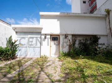 Casa · 90m² · 2 Dormitorios · 1 Cochera · Casa en Venta en La Plata a Reciclar.