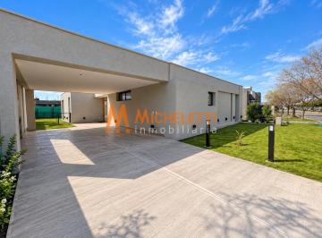 Fachada · Casa en Maipu