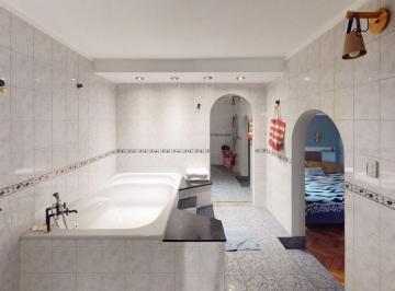 Casa · 200m² · 5 Ambientes · 1 Cochera · Casa Triplex en Venta con Terraza y Quincho