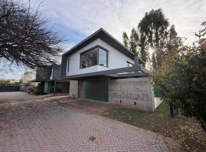 Casa · 210m² · 1 Ambiente