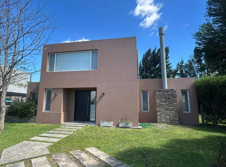 Casa · 220m² · 7 Ambientes · 1 Cochera