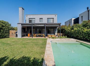 Casa · 200m² · 6 Ambientes · 3 Cocheras · Casa en Alquiler de Verano Nordelta Castaños