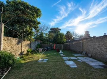 Casa · 100m² · 3 Ambientes · 1 Cochera · Casa en Castelar con Gran Fondo y Excelente Potencial a Modernizar