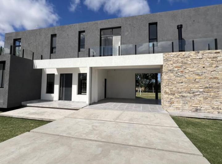 Casa · 225m² · 4 Ambientes · 2 Cocheras