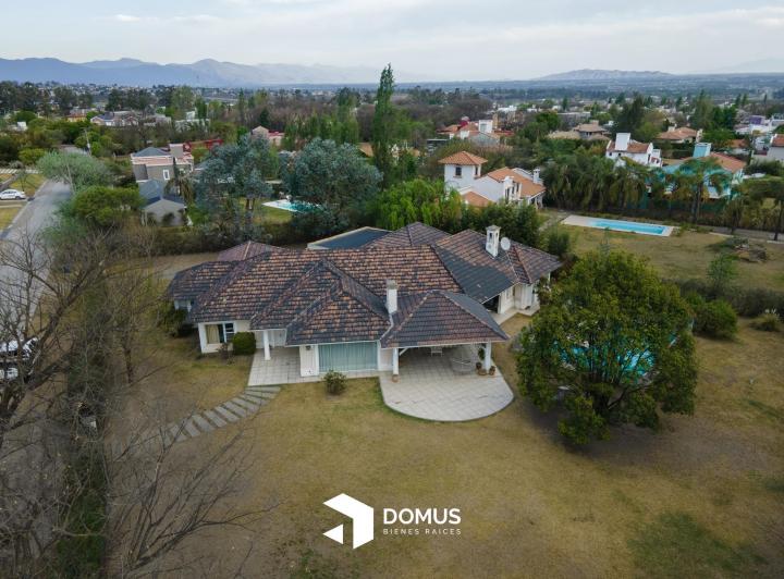 Casa · 275m² · 4 Dormitorios · 2 Cocheras