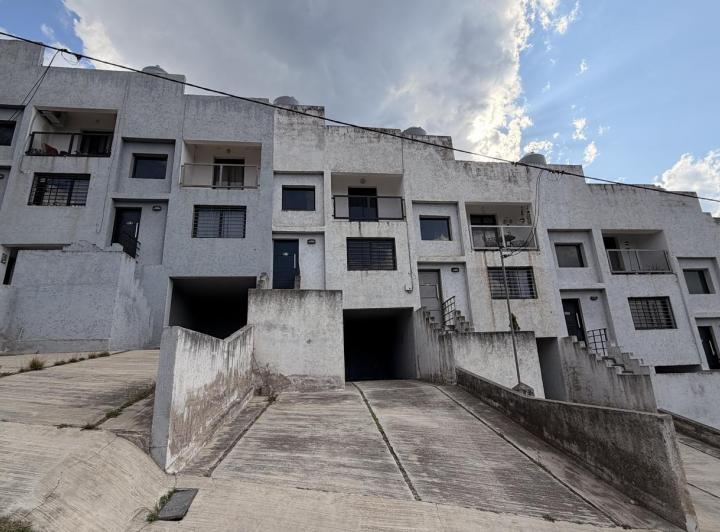 Casa · 300m² · 2 Dormitorios · 1 Cochera