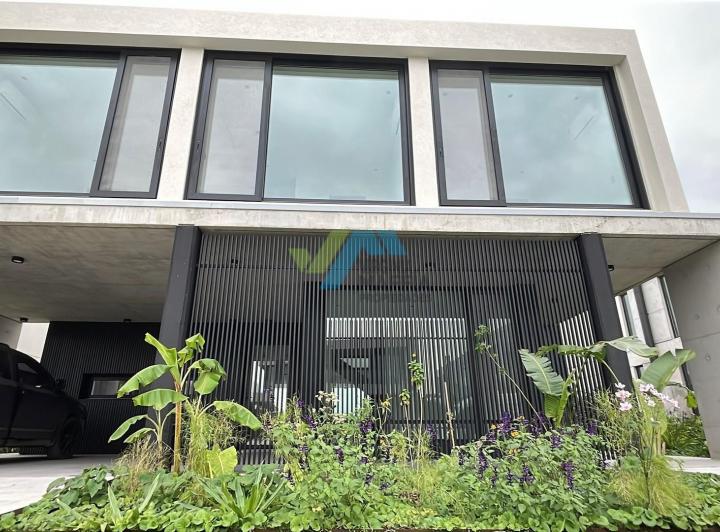 Casa · 420m² · 6 Ambientes · 2 Cocheras
