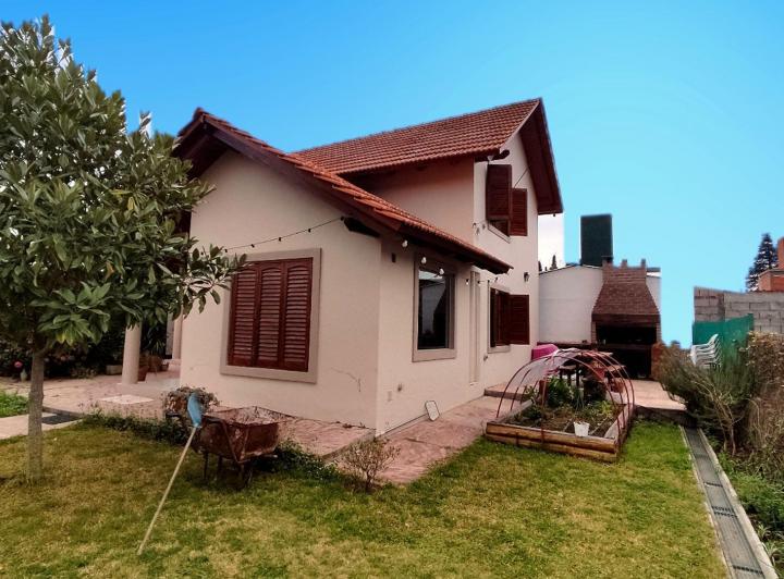 Casa · 182m² · 6 Ambientes · 1 Cochera