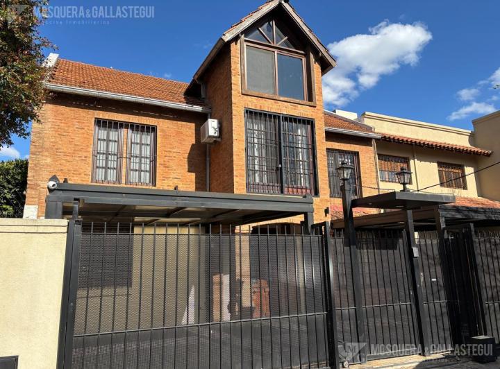 Casa · 328m² · 6 Ambientes · 2 Cocheras