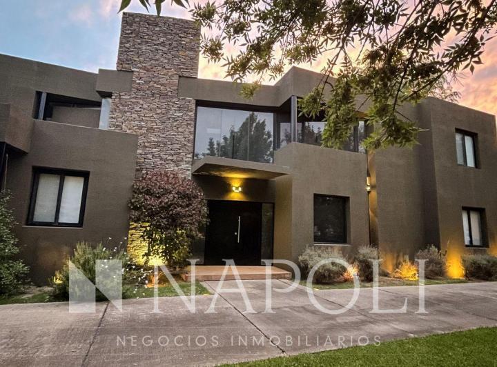 Casa · 280m² · 5 Ambientes · 1 Cochera