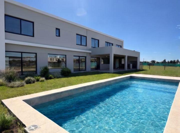 Casa · 465m² · 5 Ambientes · 3 Cocheras