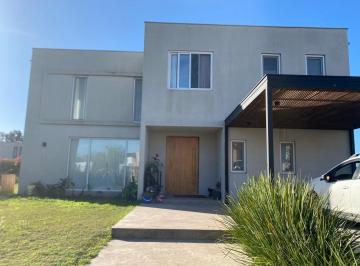 Casa · 200m² · 5 Ambientes · 2 Cocheras · Casa - Pilara