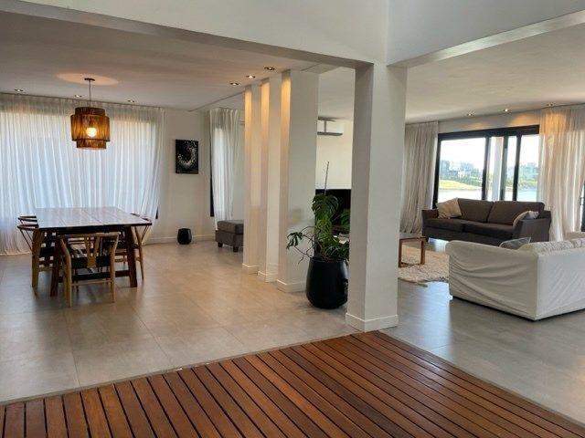 Casa · 380m² · 7 Ambientes · 4 Cocheras