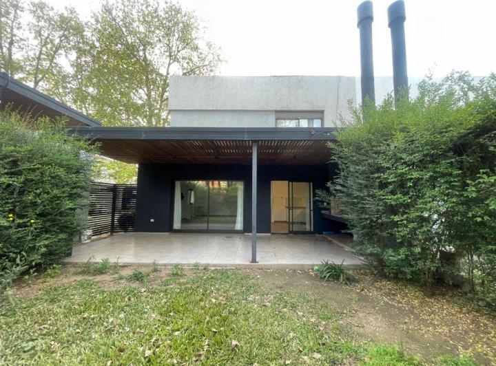 Casa · 200m² · 6 Ambientes · 2 Cocheras