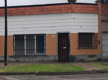 Casa de 3 ambientes, Ciudad de Santa Fe · Propiedad en Esquina con Local Comercial, Casa y Cochera — 156 m² Totales — Apta Crédito