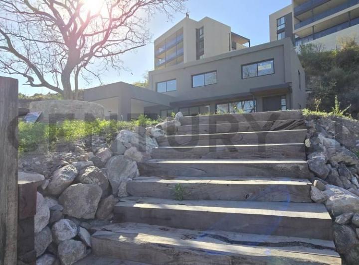 Casa · 320m² · 4 Ambientes · 2 Cocheras
