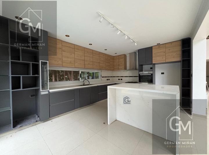 Casa · 780m² · 6 Ambientes · 4 Cocheras