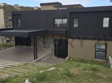 Casa · 330m² · 4 Ambientes · 2 Cocheras · Casa a Estrenar en La Deseada | 3 Dorm. | Suite | 330 m² | Diseño Arquitectónico Premium | Usd 490