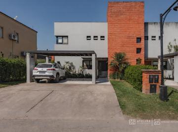 Casa · 134m² · 6 Ambientes · 2 Cocheras · Casa en Barrio Privado Las Cañitas, Yerba Buena.
