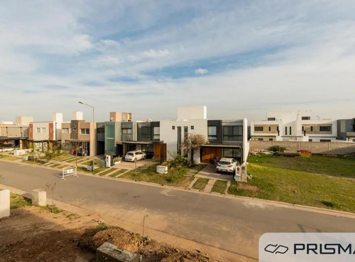 Casa · 141m² · 5 Ambientes · 2 Cocheras