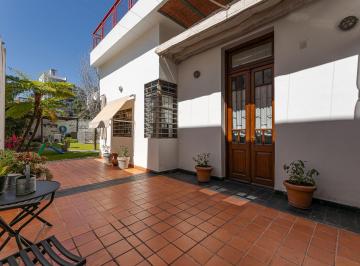 Casa · 230m² · 6 Ambientes · 1 Cochera · Venta Casa 4 Dorm.. Jardin C/pileta. Lourdes