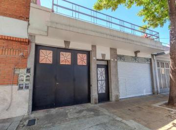 Casa · 163m² · 5 Ambientes · 1 Cochera · Venta Casa Local Depto Apta Cred. en V. Martelli.