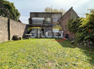 Casa · 154m² · 6 Ambientes · 1 Cochera · Casa en Villa Sarmiento 6 Ambientes Dos Plantas Sobre Lote Terreno 322 m Aprox