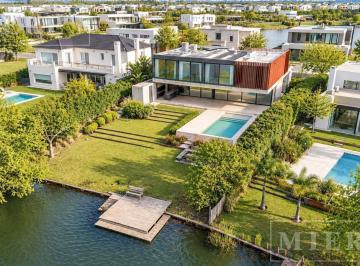 Casa · 284m² · 6 Ambientes · 4 Cocheras · Casa en Venta en Barrio Muelles Sobre Lote a La Laguna Puertos, Escobar
