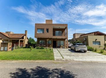 Casa · 180m² · 5 Ambientes · 4 Cocheras · Casa de 5 Ambientes en Venta en Barrio Cerrado Lujan del Sol Apta Credito Hipotecario con Piscina