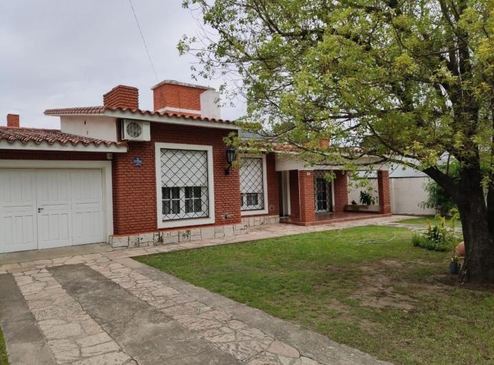 Casa · 250m² · 6 Ambientes · 1 Cochera