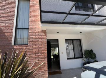 Casa · 140m² · 4 Ambientes · 1 Cochera · Casa Alquiler Dos Dorm.
