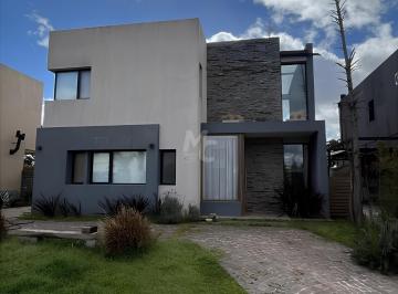 Casa · 680m² · 4 Ambientes · 1 Cochera · Casa Al Río en Alquiler Temporal en Vila Marina I