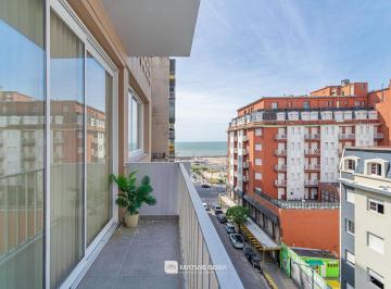 Departamento · 77m² · 3 Ambientes · Venta - Departamento - 3 Ambientes - Al Frente con Balcón y Vista Parcial Al Mar - Reciclado