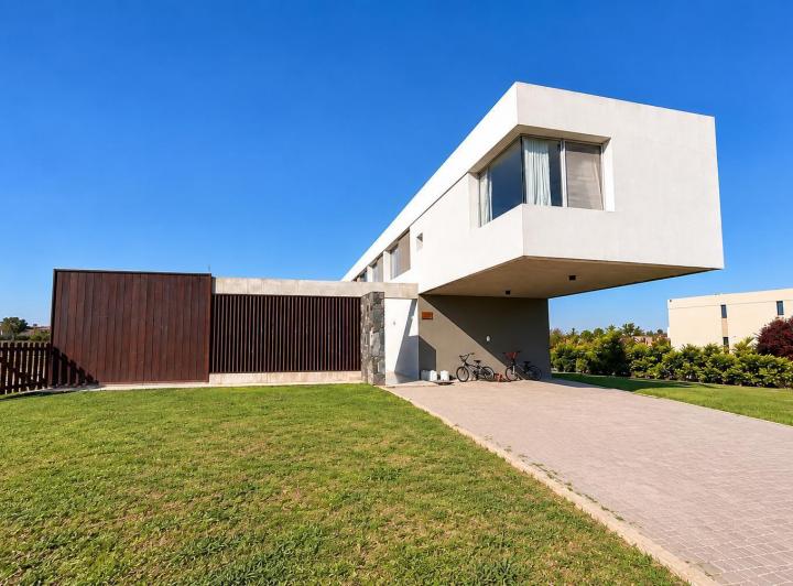 Casa · 260m² · 5 Ambientes · 4 Cocheras