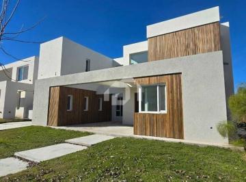 Casa · 210m² · 5 Ambientes · 2 Cocheras · Casa en Venta en Santa Ana, Villanueva, Tigre