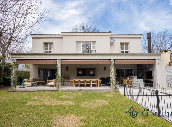 Casa · 897m² · 4 Dormitorios