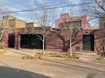 Casa · 330m² · 7 Ambientes · 3 Cocheras · Venta Casa 4 Dorm. Guaymallen