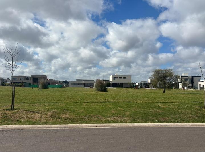 Terreno · 609m² · 1 Cochera