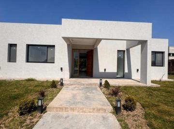 Casa de 4 ambientes, Esteban Echeverría · Casa en Alquiler a Estrenar en Lagos de Canning