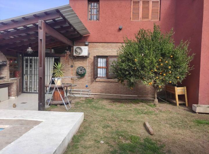 Casa · 143m² · 10 Ambientes · 2 Cocheras