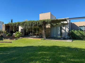 Casa · 150m² · 5 Ambientes · 1 Cochera · Venta Casa de 2 Dorm. en Barrio Cerrado Aguadas, Funes