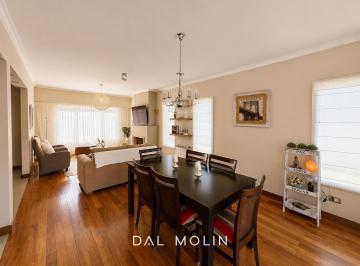 Casa · 227m² · 6 Ambientes · 6 Cocheras · Venta - Importante Casa - 4 Habitaciones - Los Pinares - Parque y Piscina - Quincho