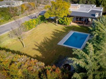 Casa · 132m² · 4 Ambientes · 2 Cocheras · Casa 4 Amb Todo Luz - Jardin y Piscina