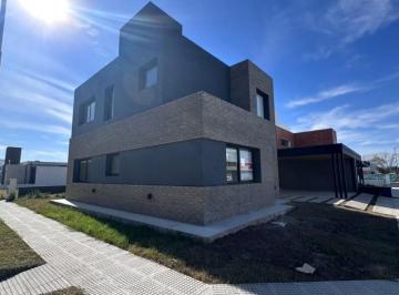 Casa · 145m² · 4 Ambientes · 2 Cocheras · Se Vende Duplex en Campo Chico