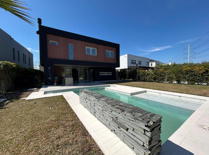 Casa · 300m² · 7 Ambientes · 5 Cocheras