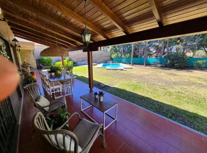 Casa · 300m² · 5 Ambientes · 4 Cocheras